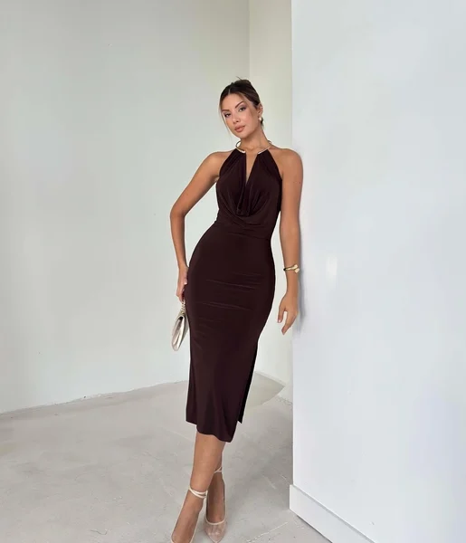 Boyundan Aksesuarlı Yandan Yırtmaçlı Midi Denli Kahve Kadın Elbise