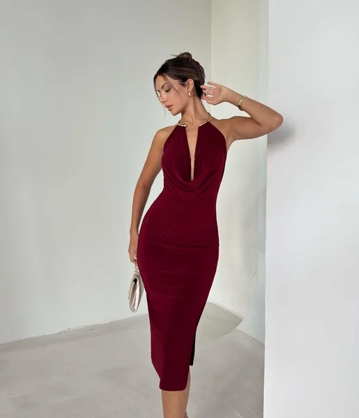 Boyundan Aksesuarlı Yandan Yırtmaçlı Midi Denli Bordo Kadın Elbise