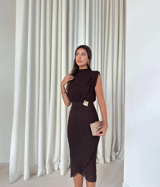 Vatkalı Aksesuar Detaylı Çift Kat Etekli Derlen Kahve Kadın Elbise