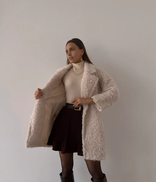 Yanları Cepli Florus Kadın Ekru Peluş Kaban