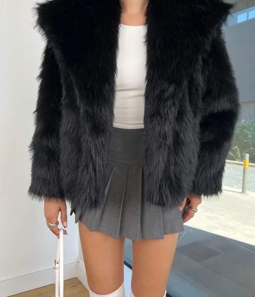 Yanları Cepli Kapamasız Gaja Siyah Kadın Kürk