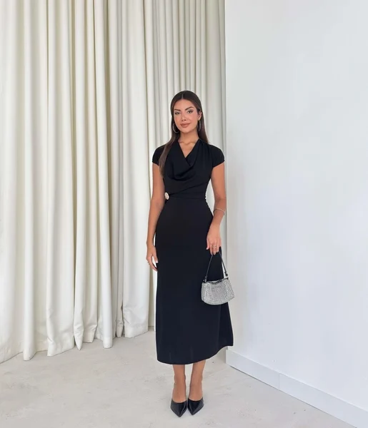 Dökümlü Yaka Aksesuarlı Belden Oturan Taline Siyah Kadın Elbise