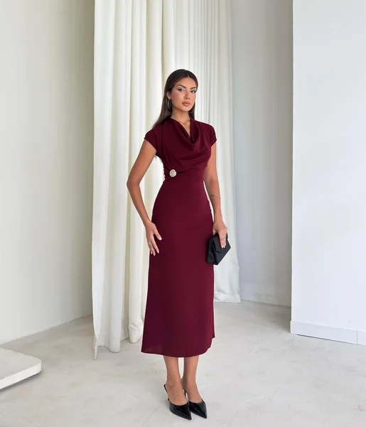 Dökümlü Yaka Aksesuarlı Belden Oturan Taline Bordo Kadın Elbise