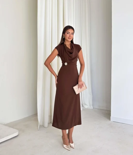 Dökümlü Yaka Aksesuarlı Belden Oturan Taline Kahve Kadın Elbise