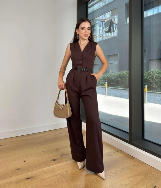 V Yaka Düğme Kapamalı Beli Kemerli Pens Detaylı Bol Paça Velvıt Kahve Kadın Tulum