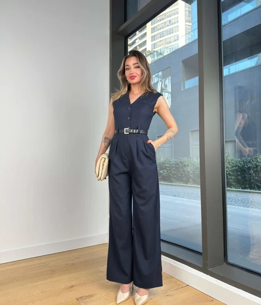 V Yaka Düğme Kapamalı Beli Kemerli Pens Detaylı Bol Paça Velvıt Lacivert Kadın Tulum