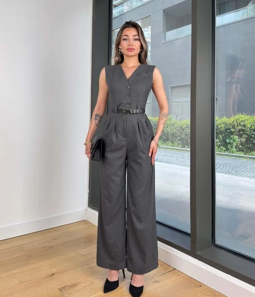 V Yaka Düğme Kapamalı Beli Kemerli Pens Detaylı Bol Paça Velvıt Antrasit Kadın Tulum