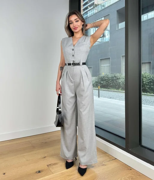 V Yaka Düğme Kapamalı Beli Kemerli Pens Detaylı Bol Paça Velvıt Gri Kadın Tulum